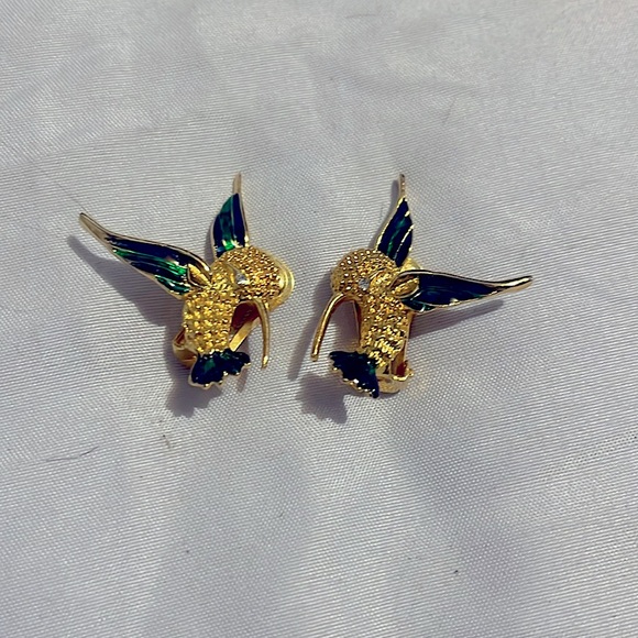 Pair of Vintage Gold Tone Green Hummingbird clip on earrings. Diamond eyes - Picture 1 of 4
